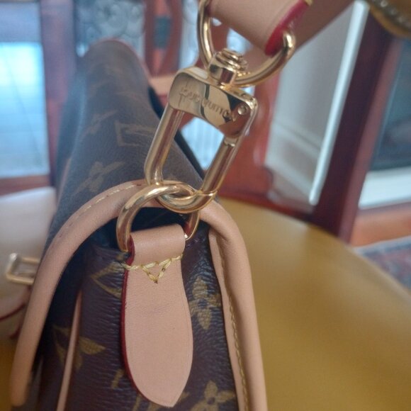 Louis Vuitton Diane bag with pink cross body strap - Picture 2 of 3